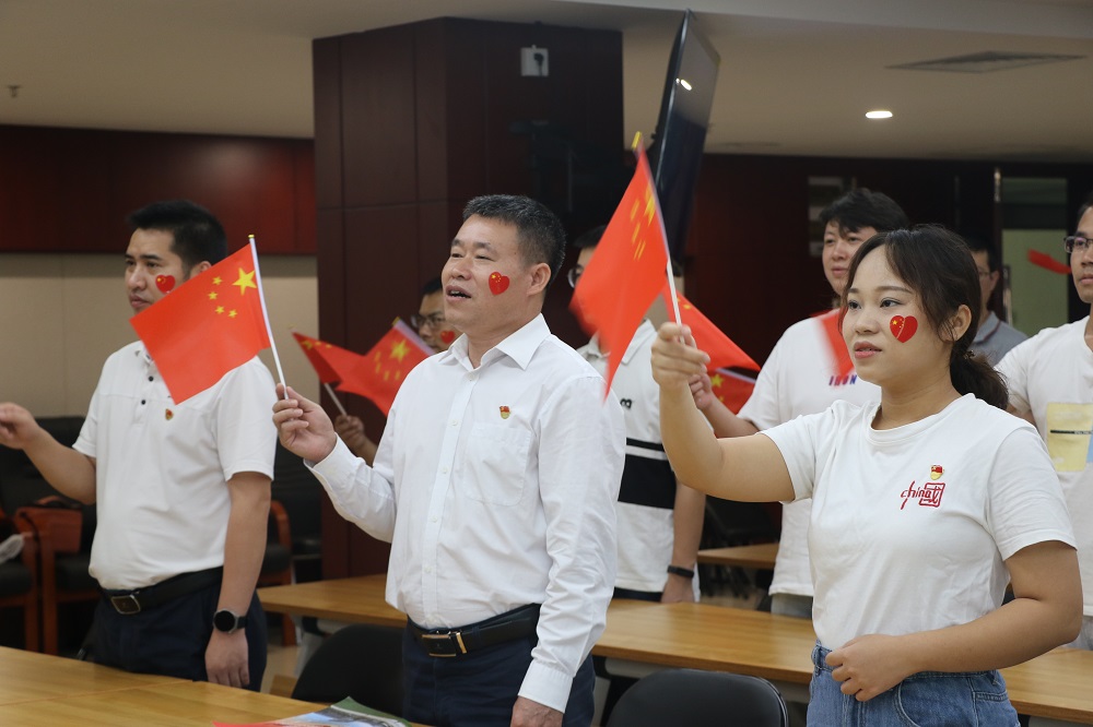 04 9月30日，yl1111永利集团组织全体党员合唱红歌《我和我的祖国》.JPG
